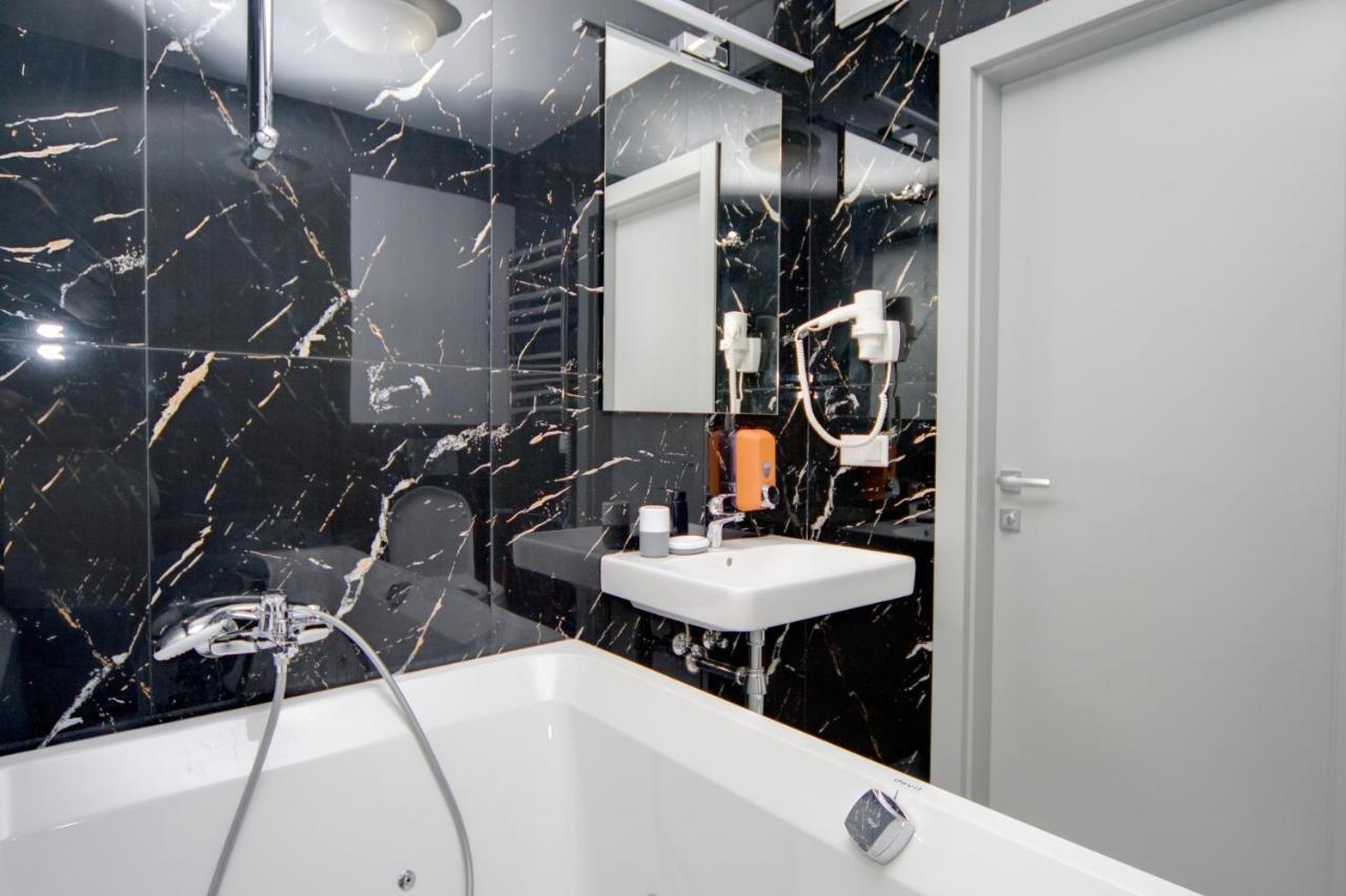 Arena Apartments Kyiv Exterior photo